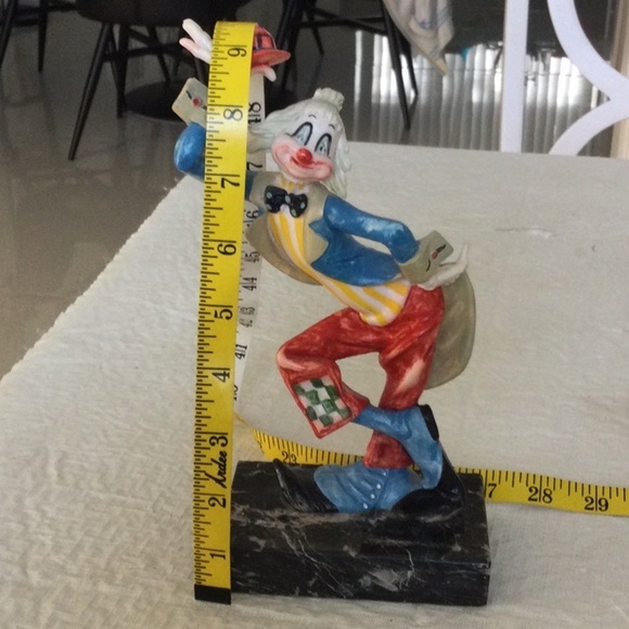 Home a Clown that is happy on a marble stand made in Italy. * - Picture 2 of 6